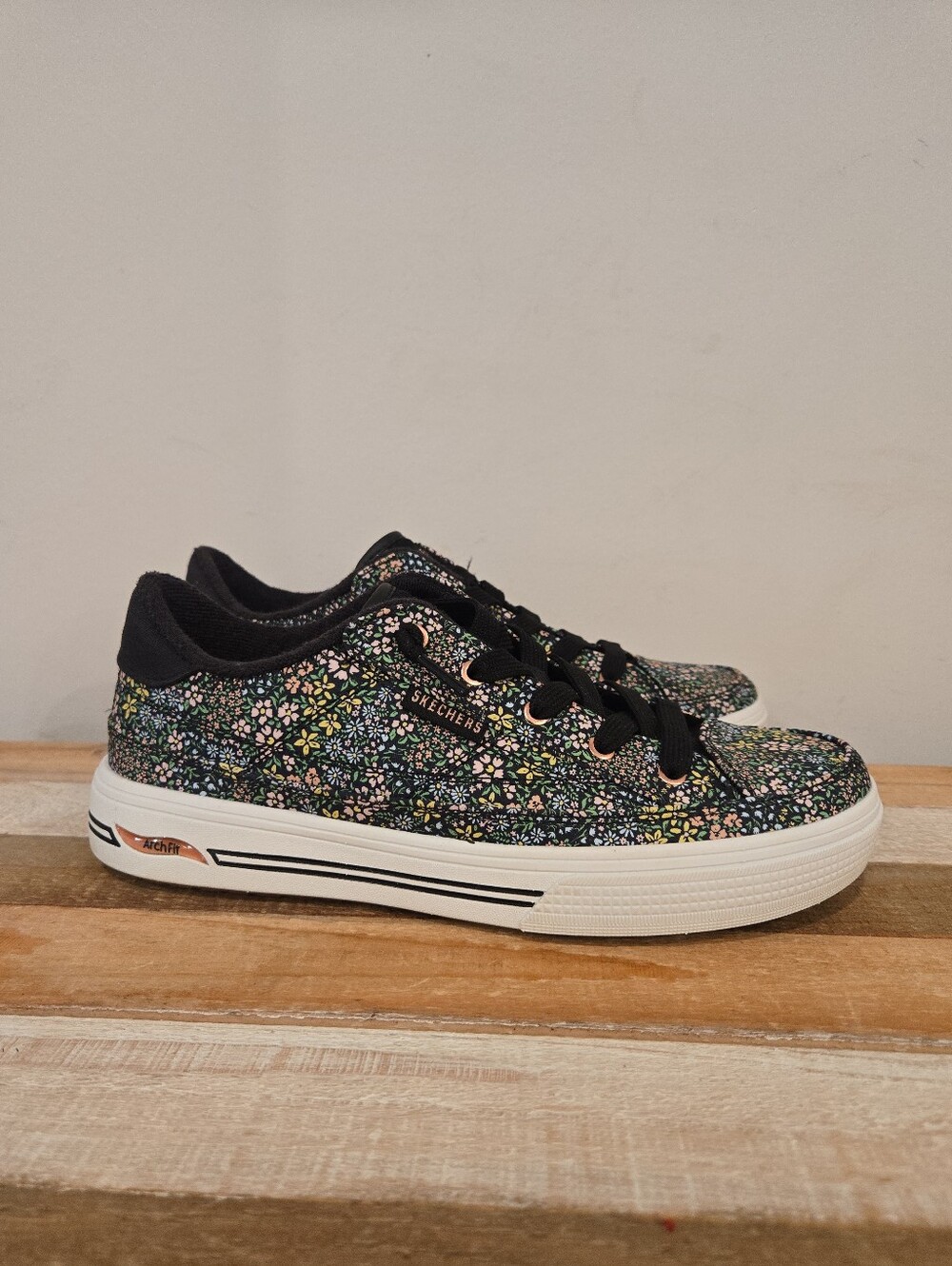 SKECHERS Arch Fit Arcade Arcata Sneaker Women's Size US 9 Canvas Flowa Powa